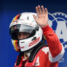 Sebastian Vettel saluda a los aficionados tras conseguir su segunda posición