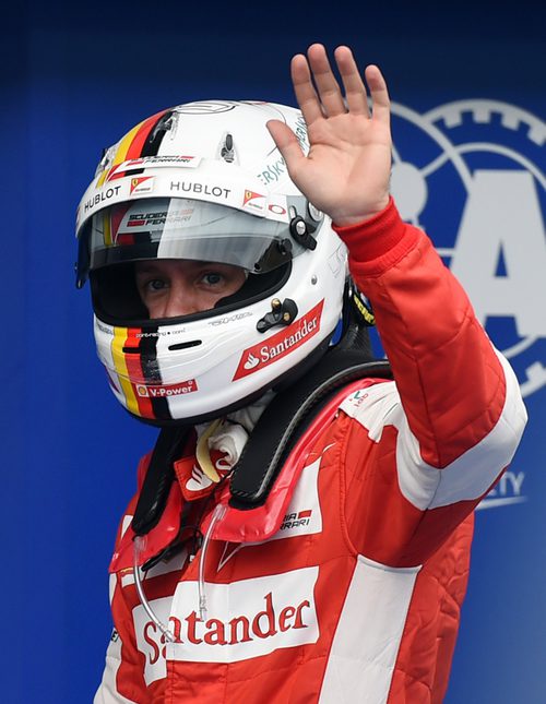 Sebastian Vettel saluda a los aficionados tras conseguir su segunda posición