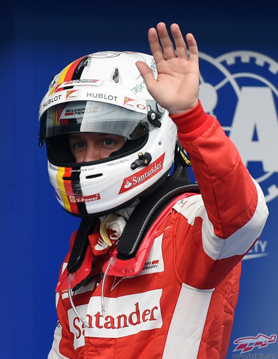 Sebastian Vettel saluda a los aficionados tras conseguir su segunda posición