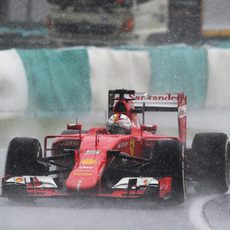 Sebastian Vettel pilotando bajo la lluvia