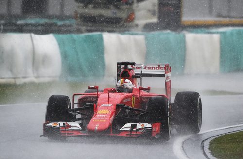 Sebastian Vettel pilotando bajo la lluvia