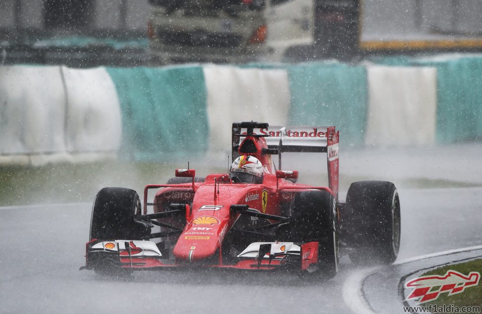 Sebastian Vettel pilotando bajo la lluvia