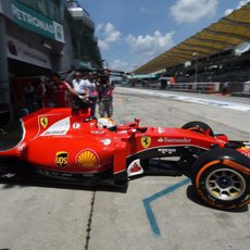 Sebastian Vettel saliendo del garaje para lograr un buen tiempo