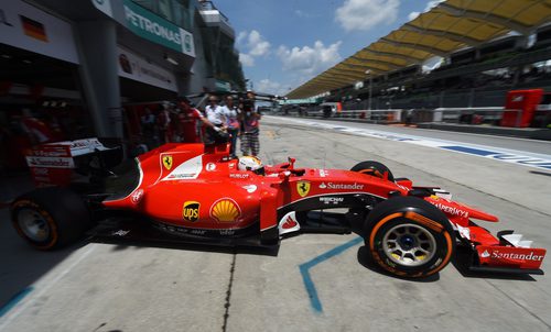 Sebastian Vettel saliendo del garaje para lograr un buen tiempo