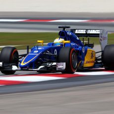 Marcus Ericsson subiendose a los pianos de Sepang