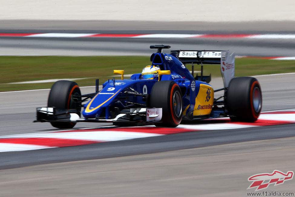 Marcus Ericsson subiendose a los pianos de Sepang