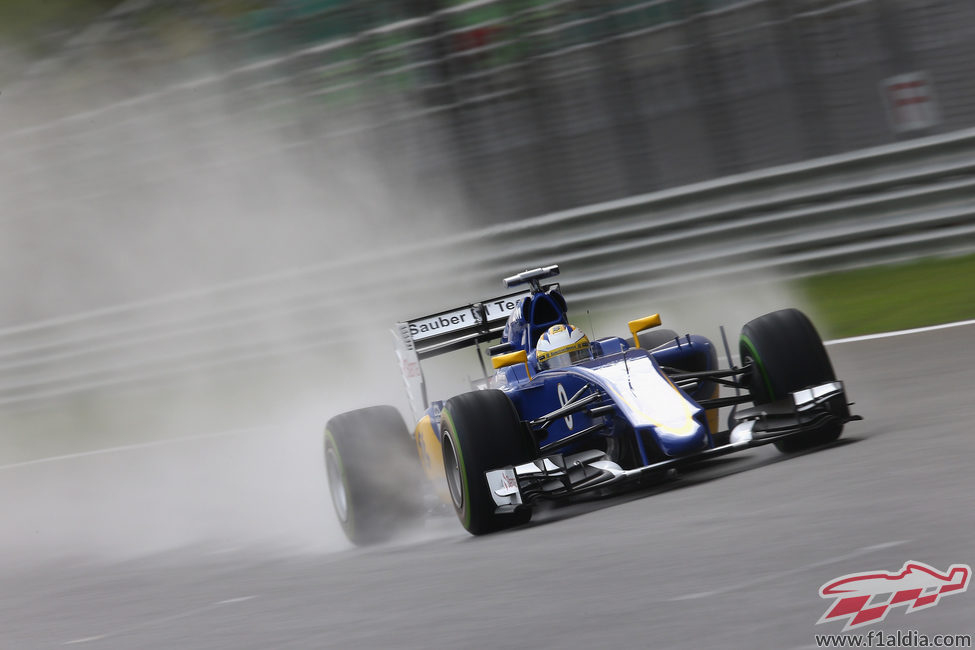 Marcus Ericsson rodando con neumáticos intermedios