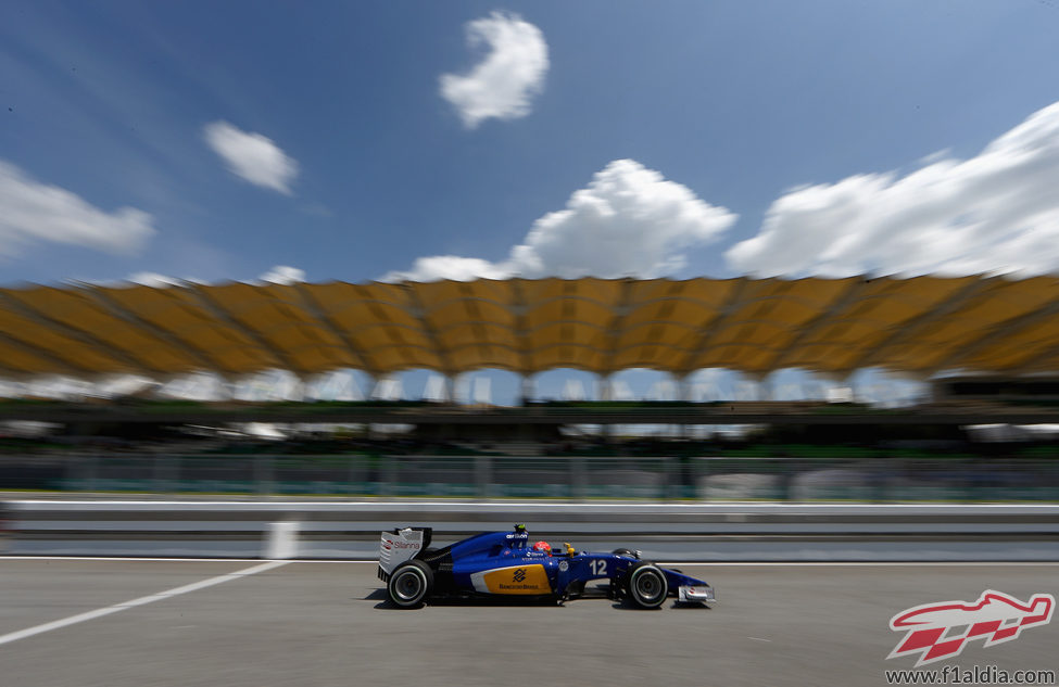 Felipe Nasr pasando por la recta principal de Sepang