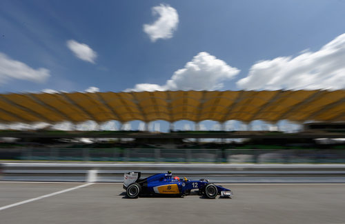 Felipe Nasr pasando por la recta principal de Sepang