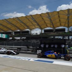 Felipe Nasr volviendo a boxes para cambiar neumáticos