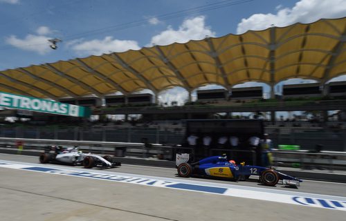 Felipe Nasr volviendo a boxes para cambiar neumáticos