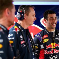 Daniel Ricciardo sonriente con sus ingenieros