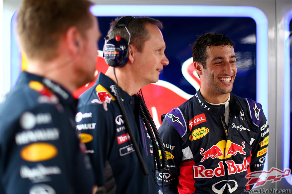 Daniel Ricciardo sonriente con sus ingenieros