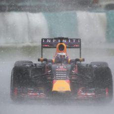 Daniel Ricciardo pilotando en pleno diluvio