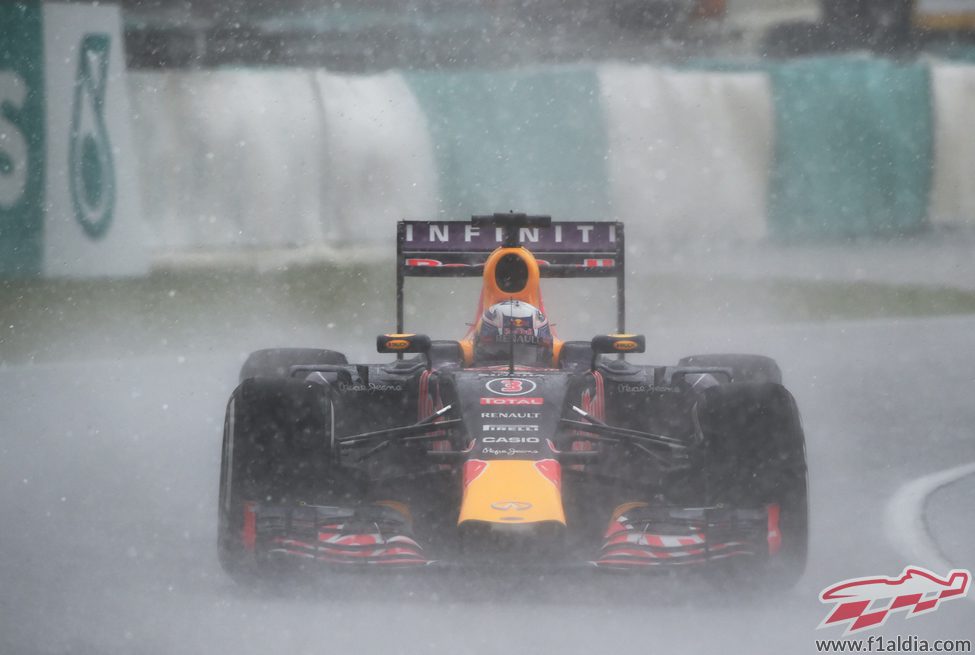 Daniel Ricciardo pilotando en pleno diluvio