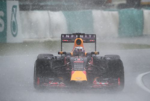 Daniel Ricciardo pilotando en pleno diluvio