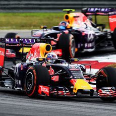 Daniel Ricciardo rodando delante de Daniil Kvyat