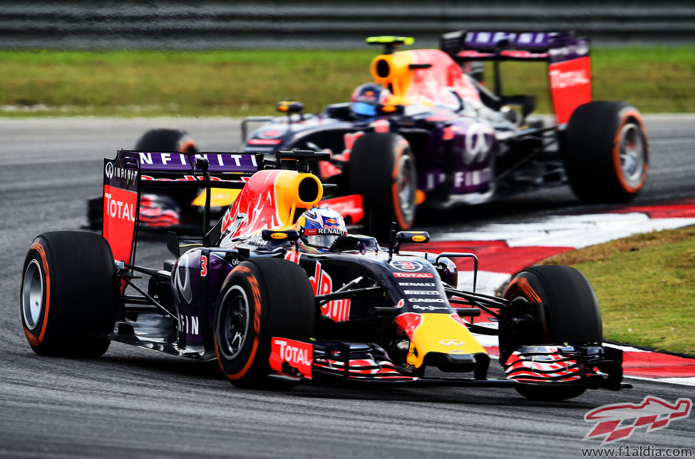 Daniel Ricciardo rodando delante de Daniil Kvyat
