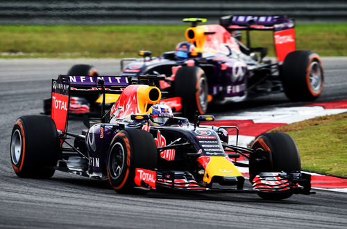 Daniel Ricciardo rodando delante de Daniil Kvyat