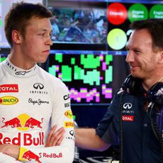 Christian Horner felicitando a Daniil Kvyat por su buen trabajo