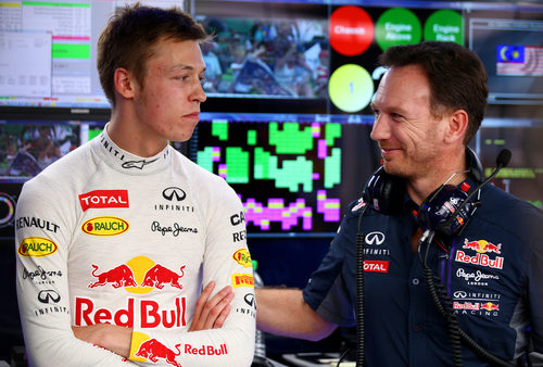 Christian Horner felicitando a Daniil Kvyat por su buen trabajo