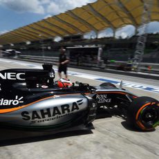 Nico Hülkenberg saliendo del garaje para marcar tiempo