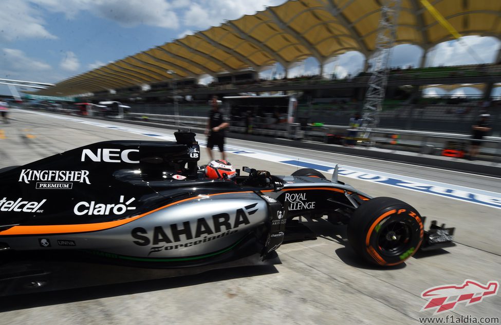 Nico Hülkenberg saliendo del garaje para marcar tiempo