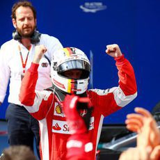 Sebastian Vettel celebra con su equipo la victoria en Sepang