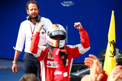 Sebastian Vettel celebra con su equipo la victoria en Sepang