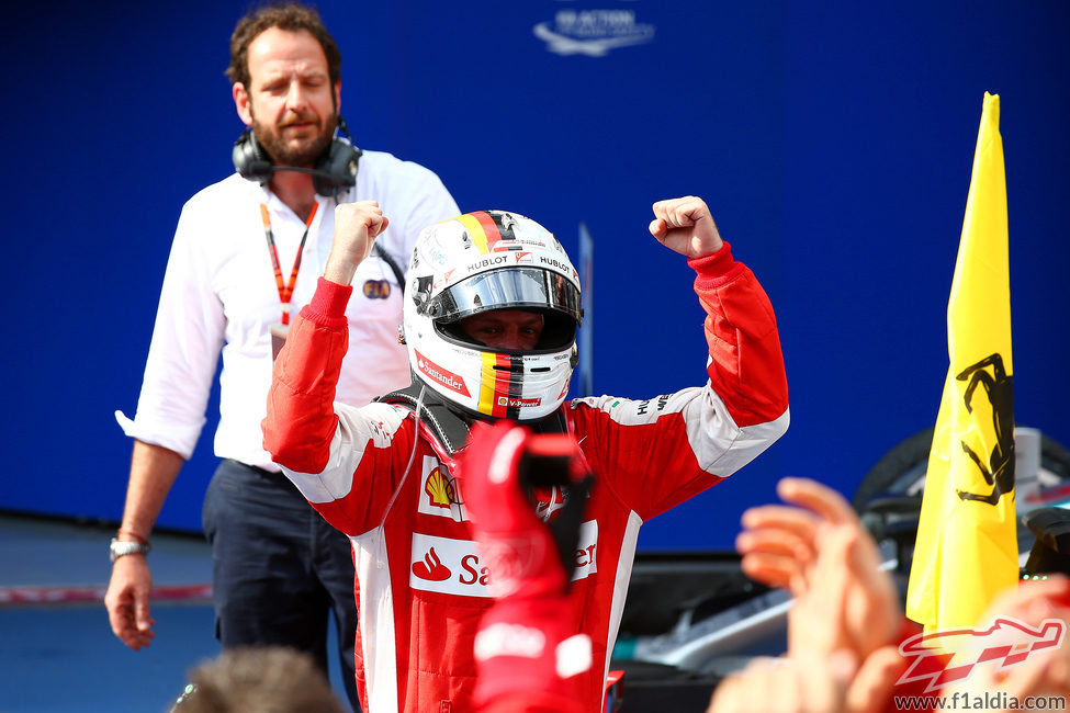 Sebastian Vettel celebra con su equipo la victoria en Sepang