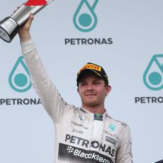 Nico Rosberg alza el trofeo desde el tercer escalón del podio de Sepang