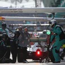 Pit stop del equipo Mercedes durante la carrera en Malasia