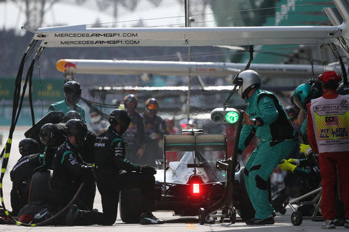 Pit stop del equipo Mercedes durante la carrera en Malasia