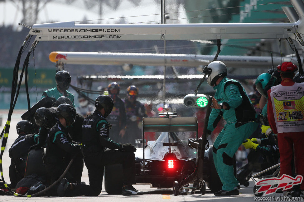 Pit stop del equipo Mercedes durante la carrera en Malasia