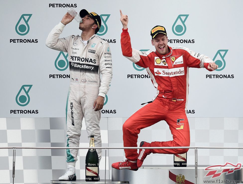 Sebastian Vettel salta de emoción