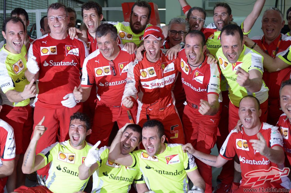 Alegría en el equipo Ferrari tras la primera victoria de 2015