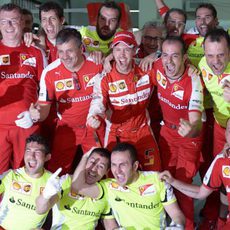 Alegría en el equipo Ferrari tras la primera victoria de 2015