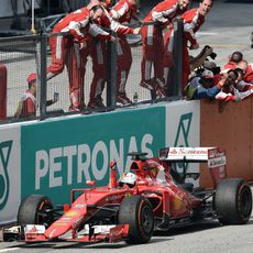 Sebastian Vettel cruza la meta en Sepang