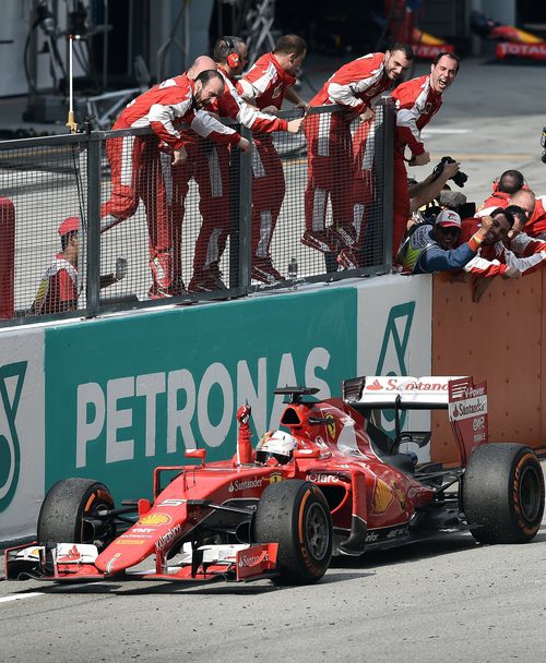 Sebastian Vettel cruza la meta en Sepang