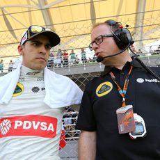 Pastor Maldonado ultima los detalles de la estrategia de carrera