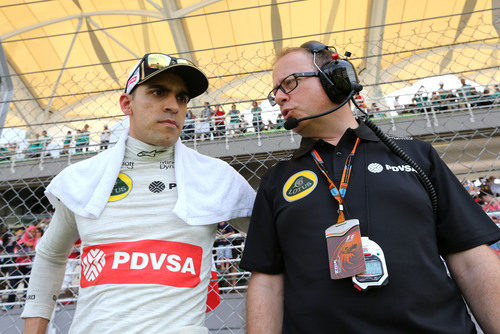Pastor Maldonado ultima los detalles de la estrategia de carrera