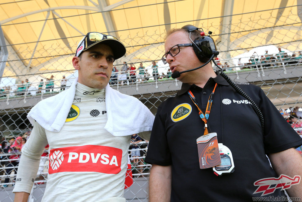 Pastor Maldonado ultima los detalles de la estrategia de carrera