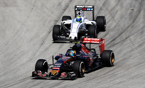 Carlos Sainz rueda delante de Massa