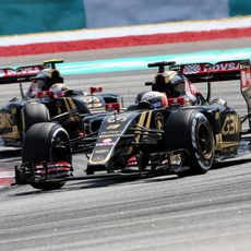 Romain Grosjean y Pastor Maldonado en busca de los puntos en Sepang