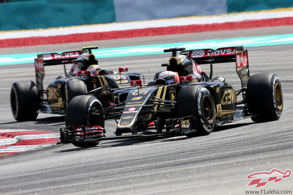 Romain Grosjean y Pastor Maldonado en busca de los puntos en Sepang