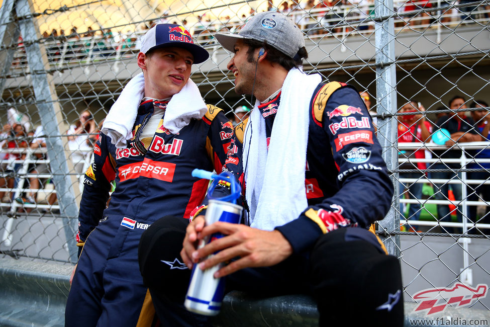 Carlos Sainz se ríe con su compañero de equipo