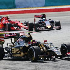 Pastor Maldonado luchando por posiciones en pista con duros rivales