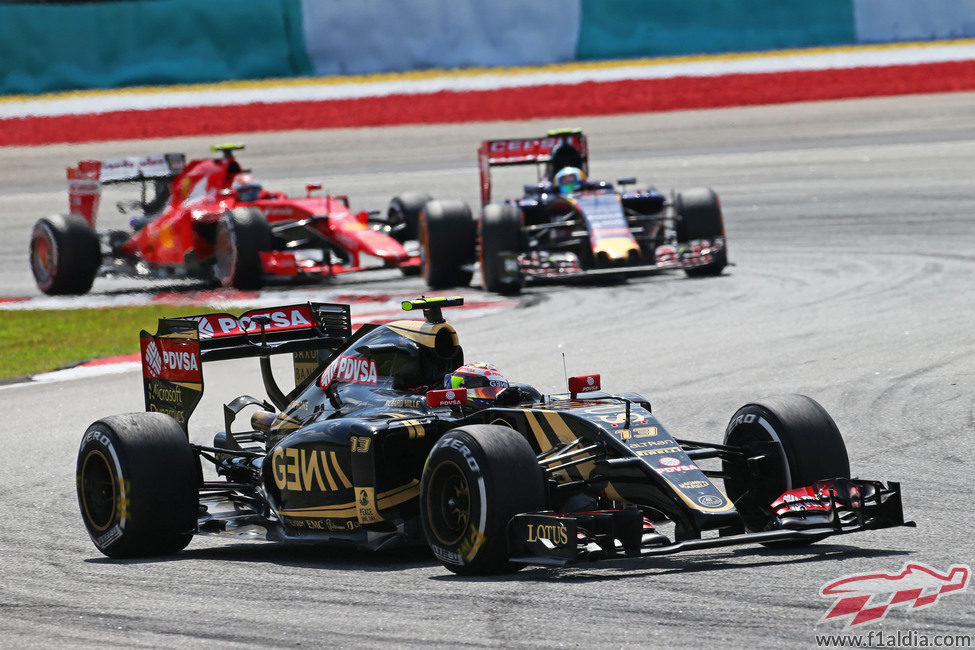 Pastor Maldonado luchando por posiciones en pista con duros rivales