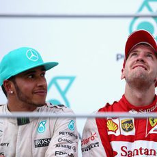 Lewis Hamilton mira a un emocionado Sebastian Vettel