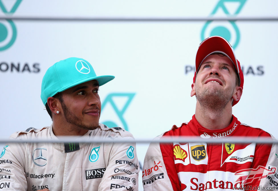Lewis Hamilton mira a un emocionado Sebastian Vettel